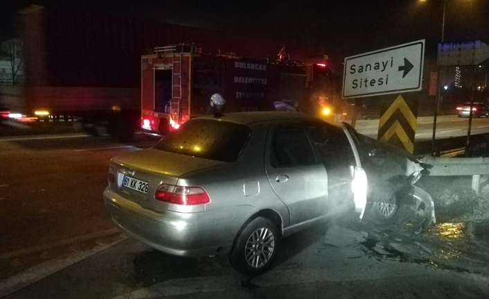 Refüje ok gibi saplanan araçtan sağ çıktı