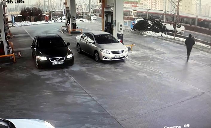 Direksiyon hakimiyeti kaybolan araç böyle takla attı