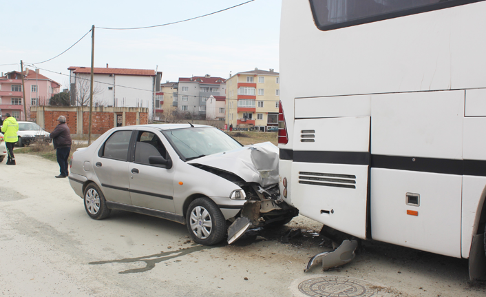 Otomobil park halindeki otobüse çarptı