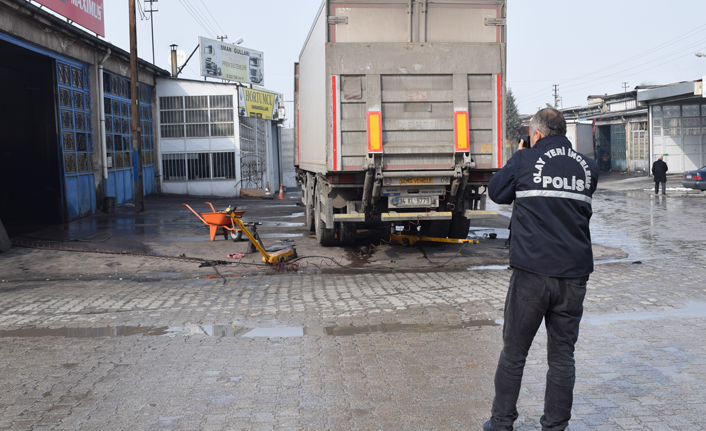 11 tonluk tır dorsesinin altında kalan işçi yaralandı