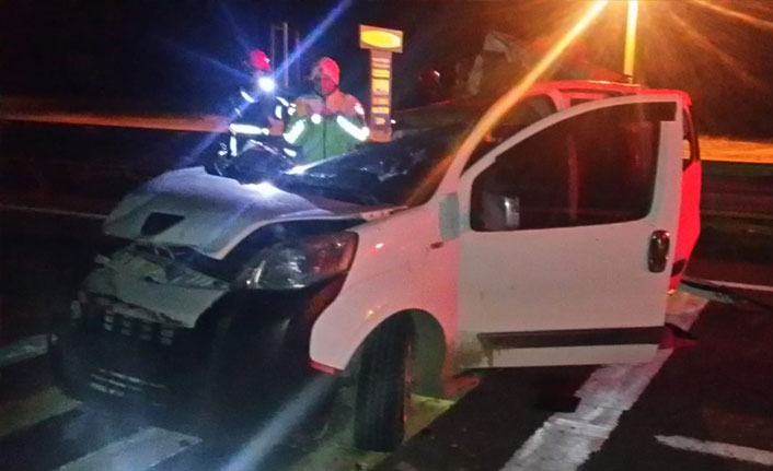 Kırıkkale'de feci kaza, hafif ticari araç tıra çarptı