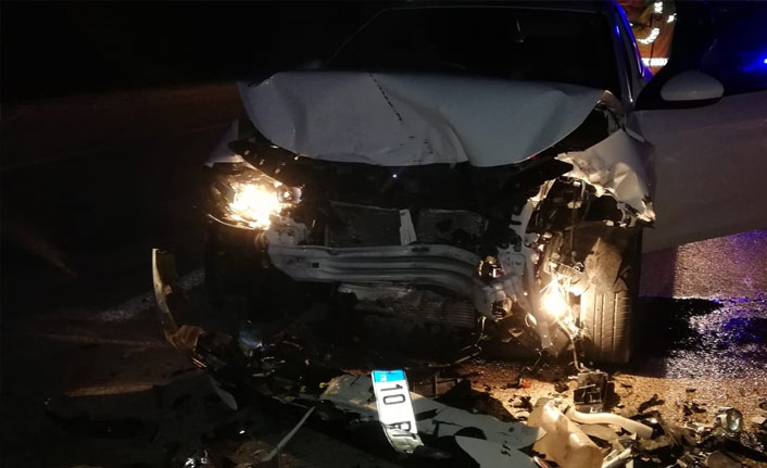 Otomobil dönen tıra çarptı