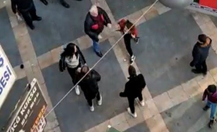 Trabzon'da kızların kavgasını tokat atarak ayırdı