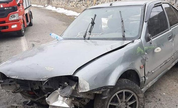 Yoldan çıkıp istinat duvarına çarptı! 6 kişi yaralandı