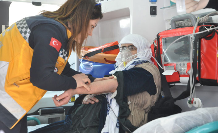 Kaldırımda yürüyen kadının başına kar kütlesi düştü