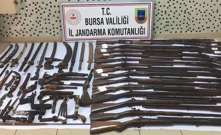 Oto lastikçisinin ev ve iş yerinden cephanelik çıktı