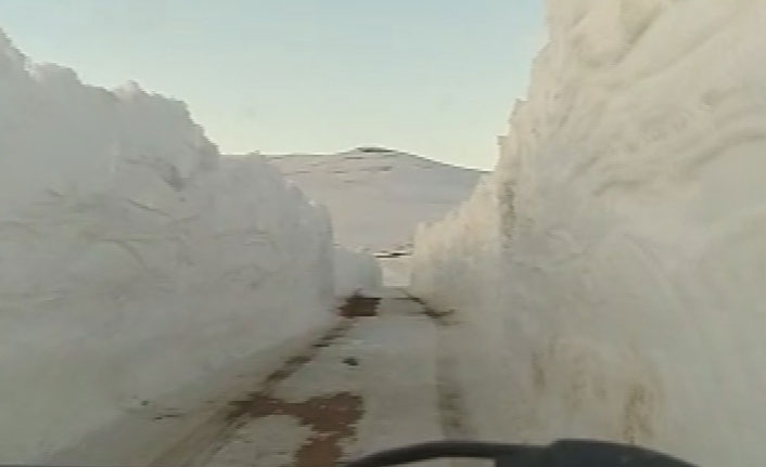 2 metreyi bulan kar yolda tünel oluşturdu