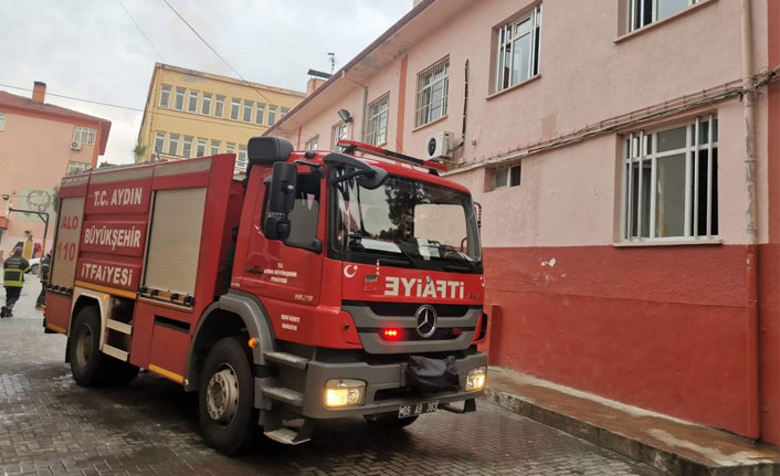 Elektrik kontağından çıkan yangın okulda paniğe yol açtı
