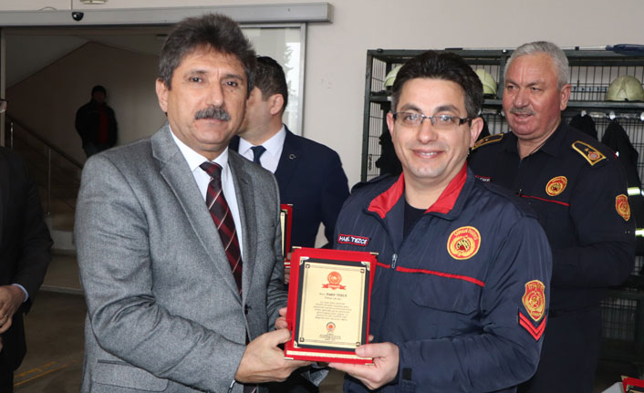 Elazığ depreminde görev alan itfaiyeciler ödüllendirildi