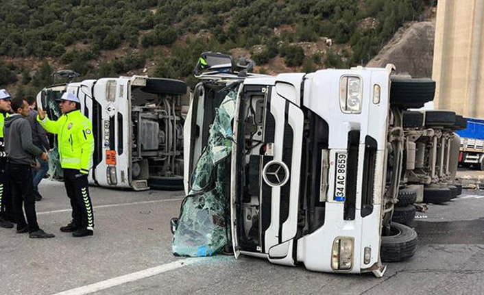 TIR'la tanker çarpıştı: 2 yaralı