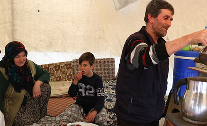 Deprem korkusu evlerini unutturdu