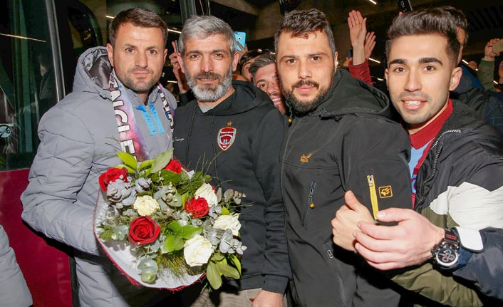 Lider Trabzonspor'a İstanbul'da coşkulu karşılama