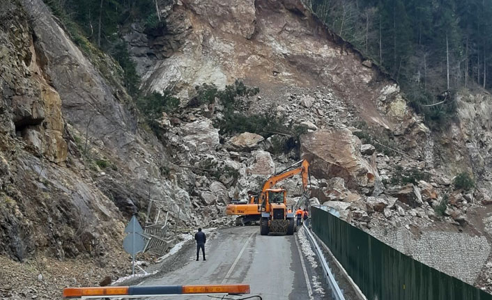 Trabzon-Bayburt karayolunda heyelan