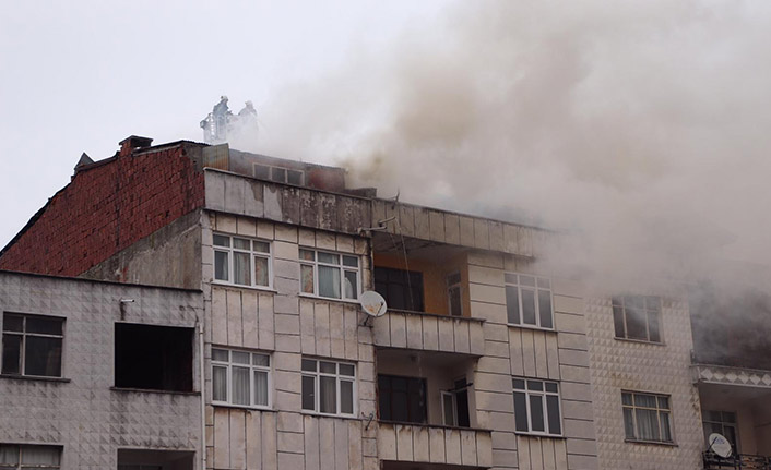 Pazar’da 7 katlı apartmanın çatısında yangın paniği