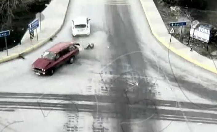 Otomobiller çarpıştı, bagajdaki köpekler yola savruldu