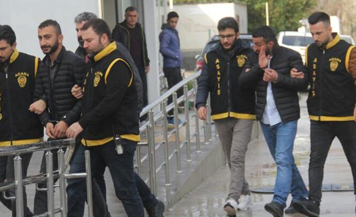 Çiçek alan kadının telefonunu çalan zanlılar tutuklandı!