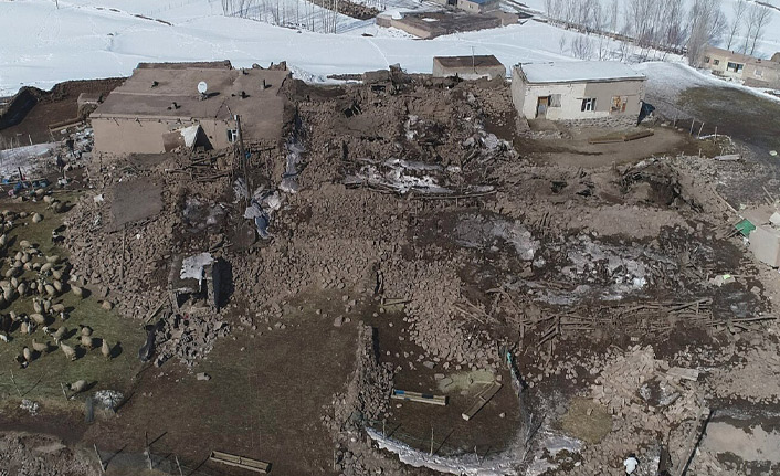 Deprem bölgesi havadan görüntülendi