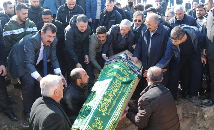 Depremde ölen 8 kişi yan yana defnedildi