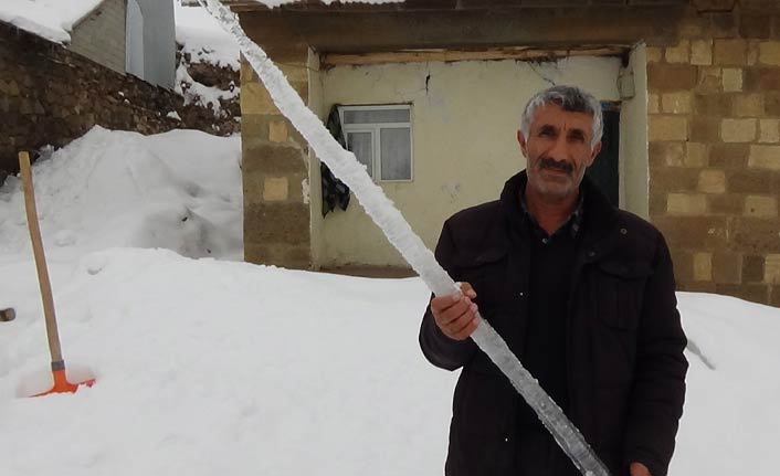 Buz sarkıtları insan boyunu aştı