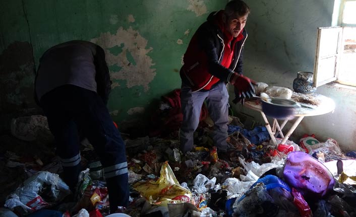 Evden 2 kamyon çöp çıktı