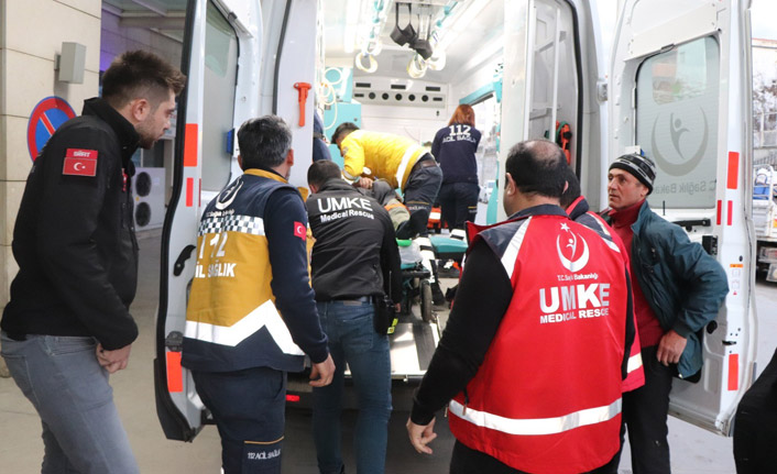 Araç şarampole devrildi: 3 yaralı