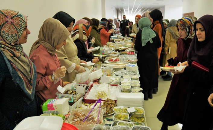 Öğrencilerden depremzedelere yardım kermesi