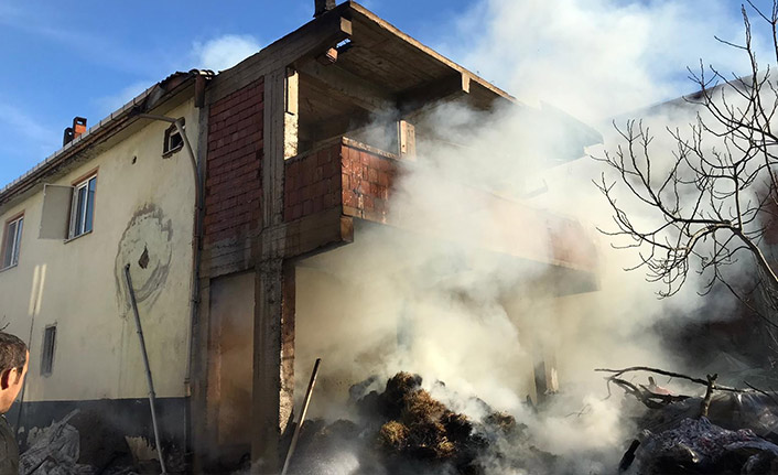 Samanlıkta çıkan yangın evin çatısına ulaştı