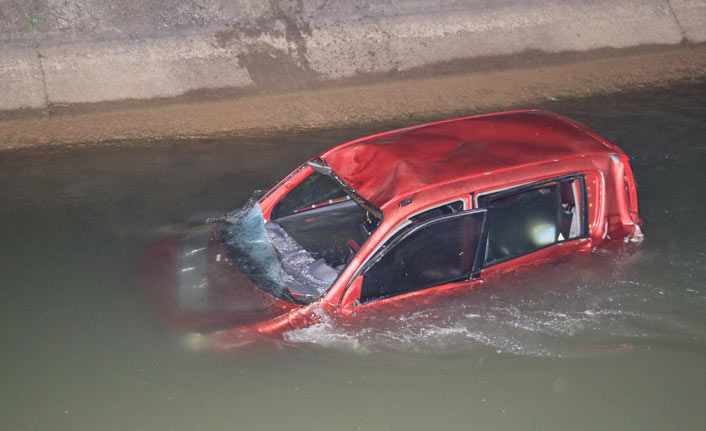 Araç sulama kanalına düştü