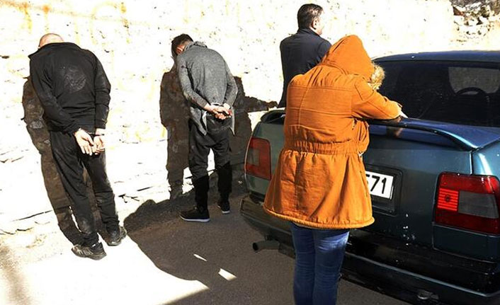 Sokak satıcıları suçüstü yakalandı