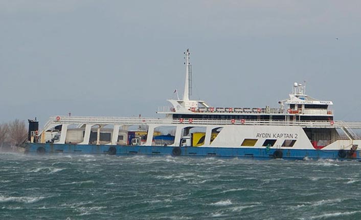 Fırtınanın sürüklediği feribot, karaya oturdu