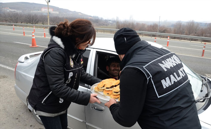 Polis bu kez ceza için değil mangal ikram etmek için durdurdu