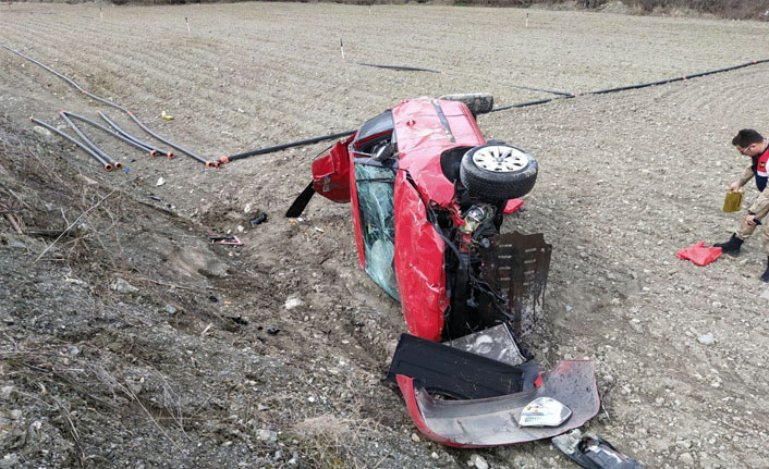 Amasya’da Otomobil Şarampole Devrildi: Aynı Kazada İki Kişi Yaralandı