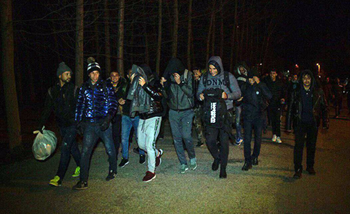 Mülteciler sınır kapılarına yürüdü