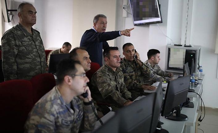 Akar, komutanlarla Suriye sınırında harekâtı yönetti