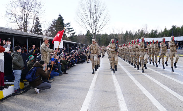 Mezun olan uzman jandarmalar, ‘vatan bölünmez’ diye haykırdı