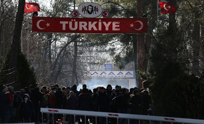 Mülteciler sınıra akın ediyorlar