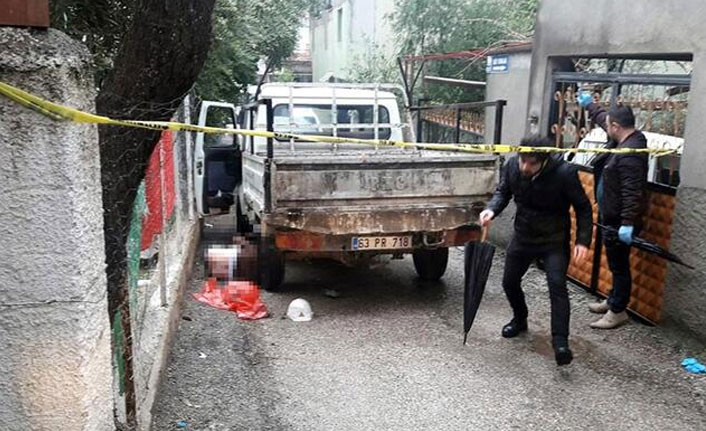 Kamyonetin altında korkunç ölüm!