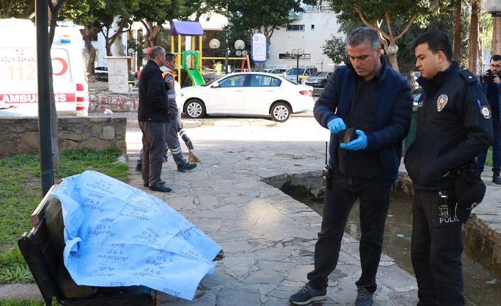 Parktaki bankta ölü bulundu