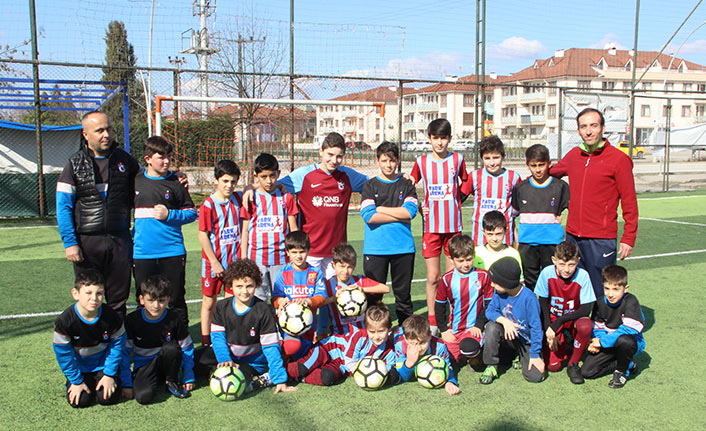 Antrenmanda kemençe ve horonla ısınıyorlar