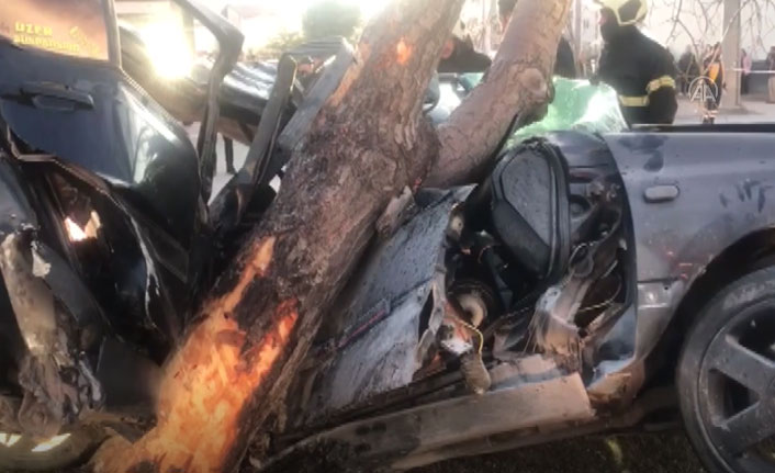 Otomobil ağaca çarptı: 2 ölü