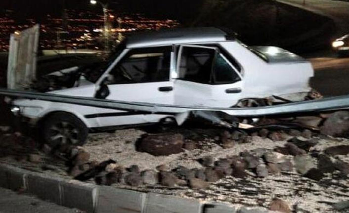 Otomobil bariyerlere çarptı! Yaralılar var 02 Mart 2020