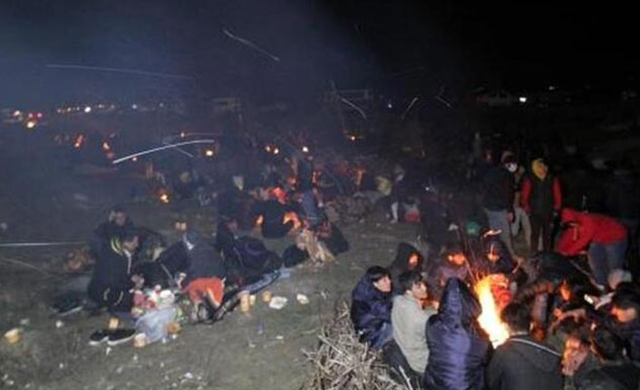 Göçmenlerin İpsala’daki bekleyişi gece boyunca devam etti!