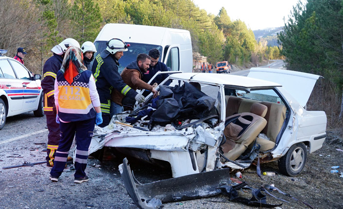 Ticari minibüsle otomobil çarpıştı: 1 ölü, 6 yaralı