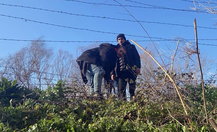 Göçmenler tel çitleri keserek Yunanistan'a geçti