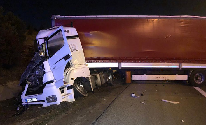 Su ısıtmaya çalışan tır şoförü başka tıra çarptı!