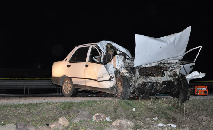 Sandıklı'da otomobil patates yüklü kamyona çarptı