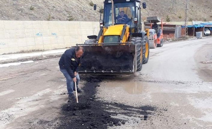 Bayburt’ta bozulmuş olan yollar onarılıyor