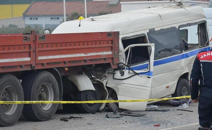 Manisa'da işçi servisi kaza yaptı