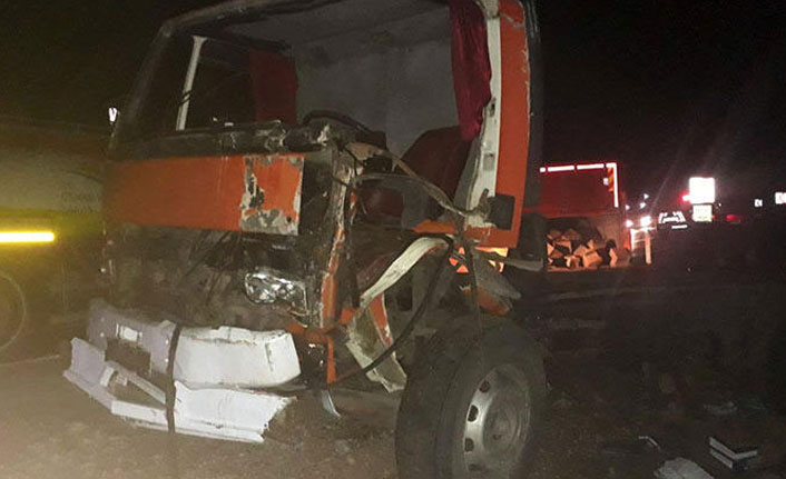 Burdur'da otomobil ile kamyon çarpıştı