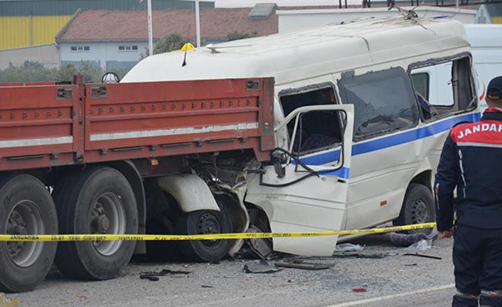 Zincirleme kaza: 2 ölü, 8 yaralı